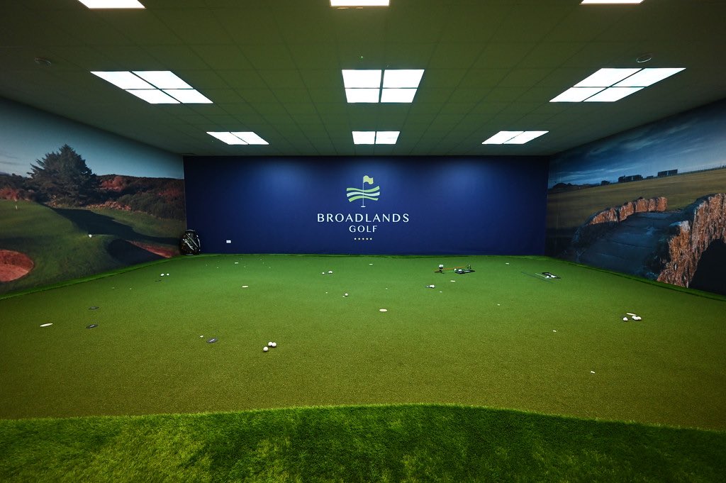 Indoor putting studio at Broadlands Golf